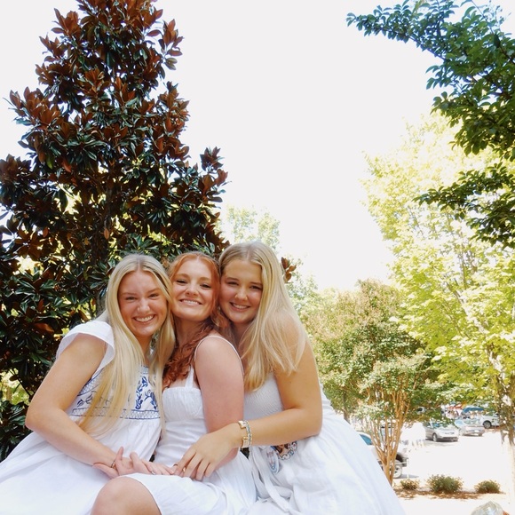 Meet your Posher, Taylor - Picture 1 of 2